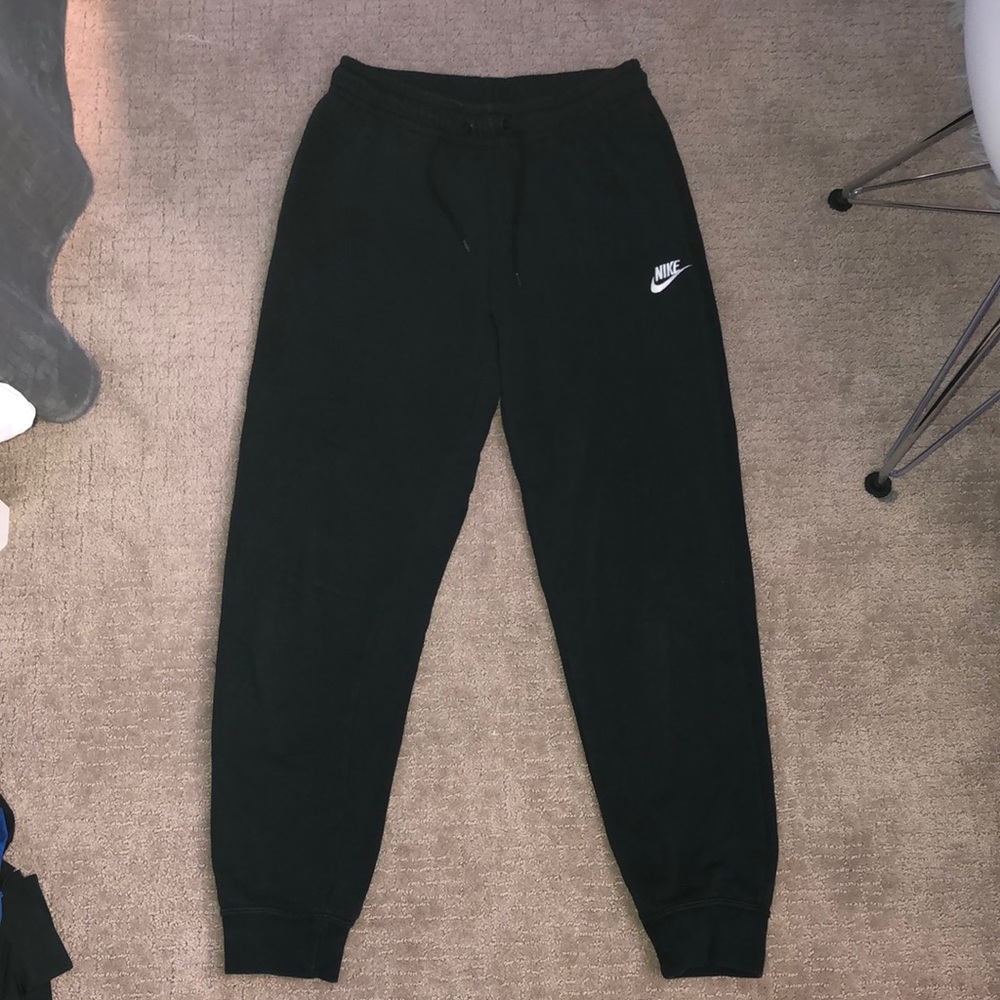 BLACK NIKE SWEATS